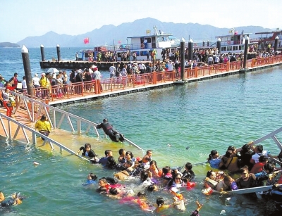 昨天，廬山西海景區(qū)過橋塌陷，致十?dāng)?shù)名游客落水。圖/東方IC