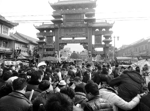 比春運更擠的地方是?？h廟會(組圖)