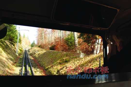 小火車一路向上，沖破云層，豁然開朗，乘客們的歡呼聲適時(shí)響起，一切漸入佳境。