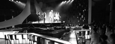 　　晚上的clubmed里有各種歡樂(lè)演出。　