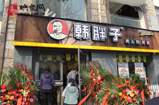 　　“韓胖子”千只茶香雞茶香鴨捐贈(zèng)環(huán)衛(wèi)工人、農(nóng)民工學(xué)子和鄭州市社會(huì)福利院。