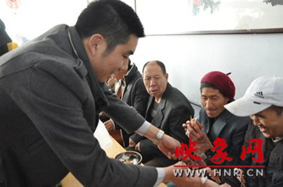 　　“韓胖子”千只茶香雞茶香鴨捐贈(zèng)環(huán)衛(wèi)工人、農(nóng)民工學(xué)子和鄭州市社會(huì)福利院。