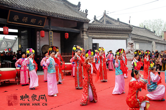 游客參觀清明小長(zhǎng)假新推出的本土特色節(jié)目《鼓樂(lè)迎賓》。