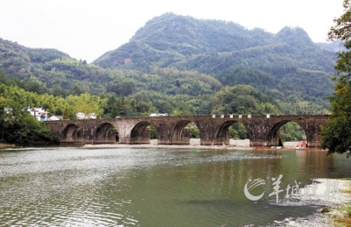 齊云山登封橋是登山的隘口,始建于明代,造型古樸典雅,蔚為壯觀。