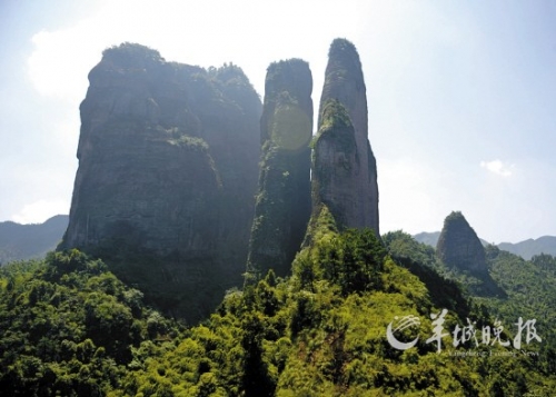 江郎山以“三爿石”著稱,三爿高約319米的巨石凌空而起。