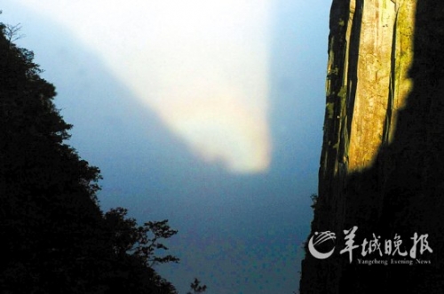 武功山四絕之一的“云海佛光”在大雨過(guò)后出現(xiàn)。