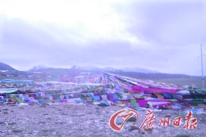 沿途遍地可見的五彩經(jīng)幡。
