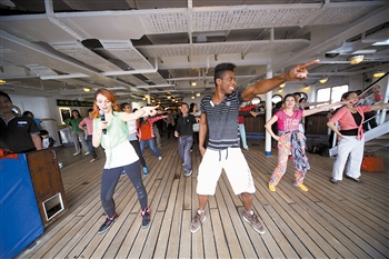 　　游客在“海娜號(hào)”郵輪甲板上共舞。
