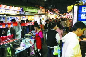 　　品味臺(tái)灣,又怎能錯(cuò)過那些親民夜市。
