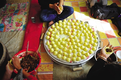 黃老漢一家正在制作黃饃饃。
