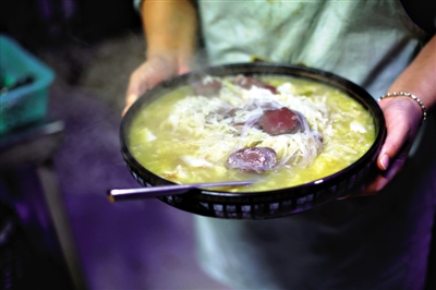 酸菜燉血腸是長白山一帶常見的菜品,有著東北地區(qū)典型的質(zhì)樸、實(shí)在的風(fēng)格。