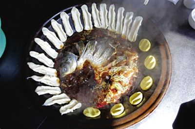 黃驊鍋灶魚(yú)，將海魚(yú)與面食相互搭配。農(nóng)業(yè)與漁業(yè)、土地與海洋，在這里構(gòu)成了微妙的平衡。