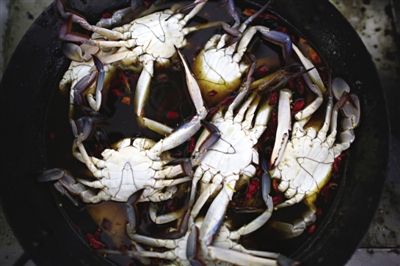 青蟹需用鹽水腌漬8個(gè)小時(shí)。