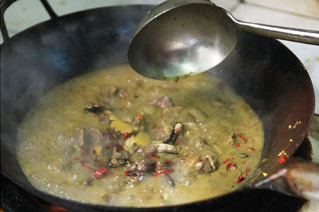 超級(jí)重口味火鍋液體牛糞也能做鍋底 超級(jí)重口味火鍋液體牛糞也能做鍋底