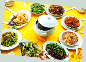 在封開品嘗各地美食,大飽口福。