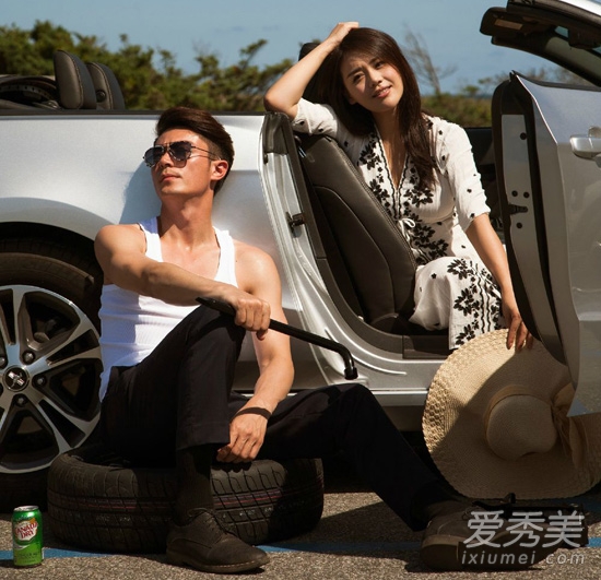 白色連衣裙配黑色花紋，個(gè)性優(yōu)雅