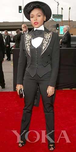  Janelle Monae這身跟去年的打扮差不多，爵士名伶的標(biāo)配嗎