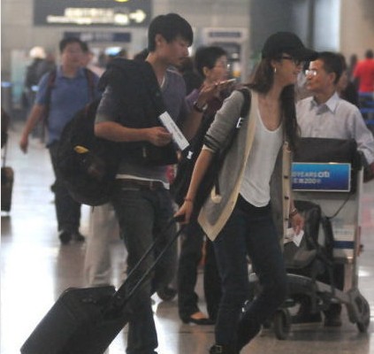 湯唯曾被拍到與一男子夜宿酒店 湯唯曾被拍到與一男子夜宿酒店