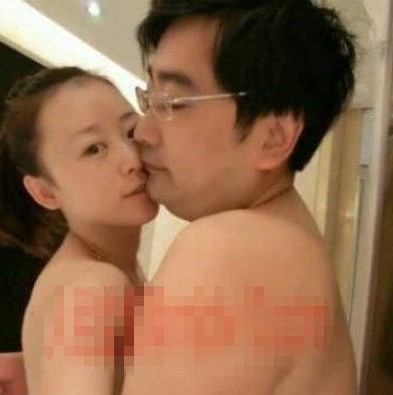 女主播紀(jì)某與國(guó)家檔案局官員范某。