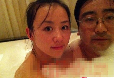 女主播紀(jì)某與國(guó)家檔案局官員范某。