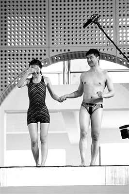 蔡卓妍進(jìn)行《中國(guó)星跳躍》的訓(xùn)練，她在教練田亮的陪伴下走上跳臺(tái)，但仍嚇得不敢往下看。 實(shí)習(xí)生 翟超 攝