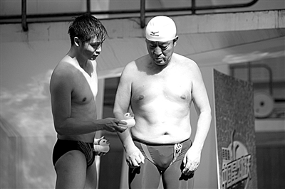 田亮給牛群解釋小鴨子的用途。