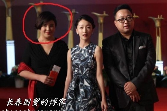 周冬雨與于正（右）和“干媽”（左）。