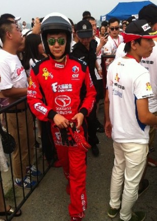 李晨撞車后看起來(lái)并無(wú)大礙，調(diào)整狀態(tài)繼續(xù)比賽。