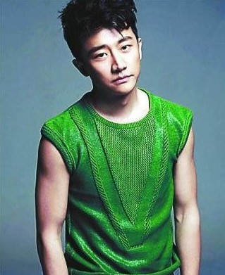 黃軒說起緋聞爆發(fā)的一剎那，語氣里還有點憤憤然。