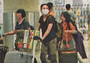 一身樸素打扮的王菲推桃回京。