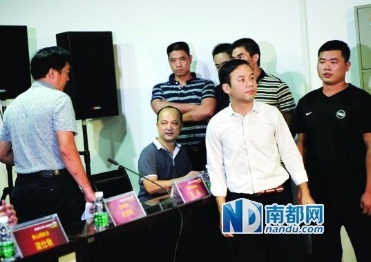 佛山精武會會長梁旭輝在弟子保護(hù)下來到現(xiàn)場。