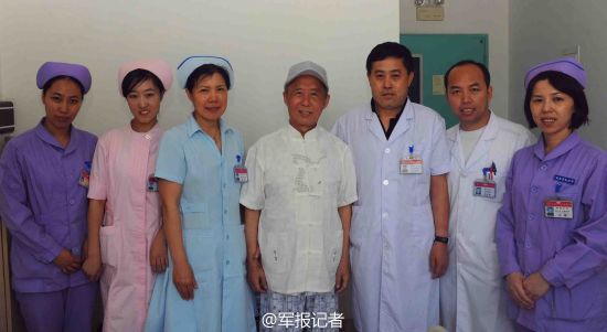 田連元在醫(yī)院中與醫(yī)護人員合影（圖片來自網絡）