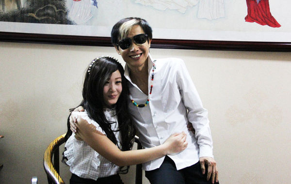 近日，55歲的鄧建國攜新女友恩愛現(xiàn)身，不但大曬甜蜜私密生活照，還在人前勾肩搭背大秀恩愛。