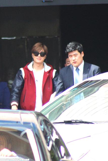 李敏鎬現(xiàn)身?yè)]手不斷 墨鏡遮面臉圓走樣也可愛