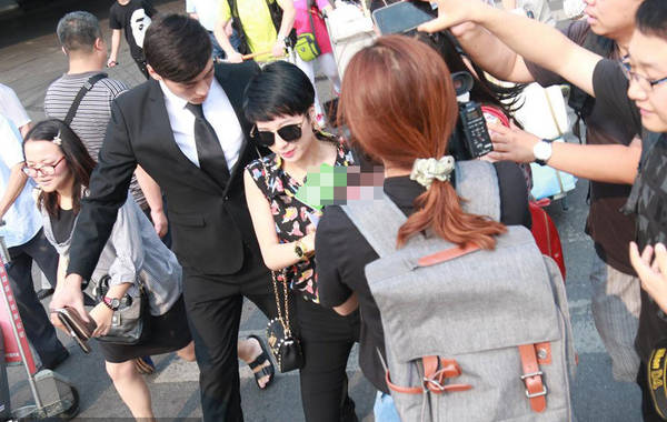 2015年7月6日，北京，陶喆前任楊子晴現(xiàn)身首都機(jī)場(chǎng)。剛一出來就遭到媒體圍堵，問及7號(hào)陶喆會(huì)有反駁證據(jù)