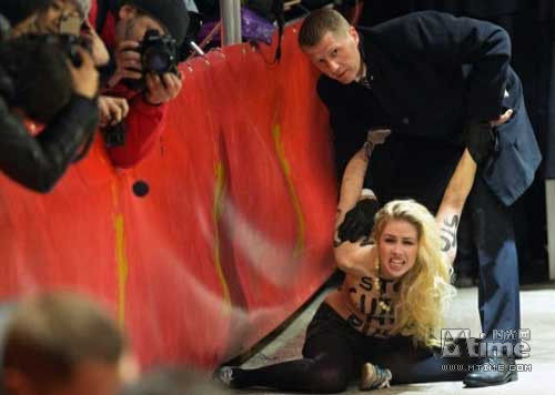 烏克蘭女權組織半裸鬧柏林電影節(jié) 烏克蘭女權組織半裸鬧柏林電影節(jié)