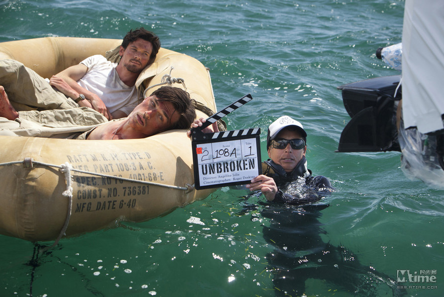 朱莉執(zhí)導(dǎo)"堅不可摧"首曝片場照