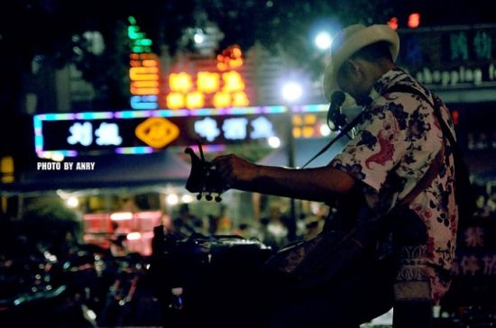 街頭賣(mài)唱的人 攝影:Anry 街頭賣(mài)唱的人 攝影:Anry