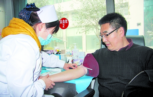 雪地里，百余名醫(yī)護人員獻血救急