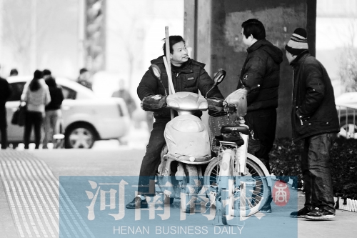 想讓農(nóng)民工安定下來，城市要給他們相應(yīng)的福利待遇，還有家的感覺