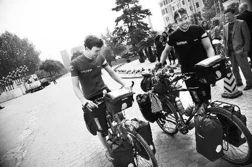 他們說，希望唇腭裂患兒能開口微笑 邱曉峰/圖