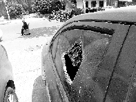 有個人晃了一圈后，寶馬、現(xiàn)代、越野的車窗都“長”出大窟窿