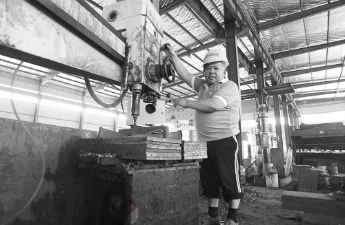 殘疾人員工已經(jīng)能夠熟練地操控機床 殘疾人員工已經(jīng)能夠熟練地操控機床