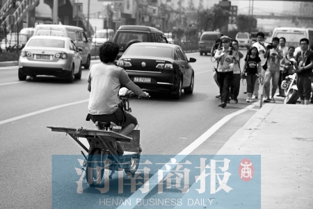 剛駛出隧道口，騎電動車的他被交警攔下 邱曉峰/攝