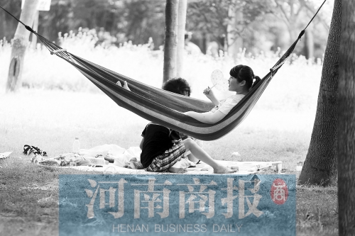 天又熱了起來，外出游玩，記得防曬哦 記者 趙卓/攝　