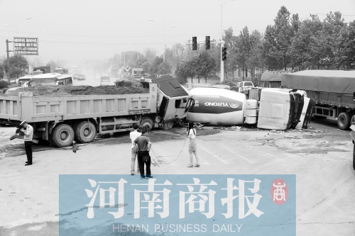 事故現(xiàn)場的附近居民稱，路口的紅綠燈從來沒亮過