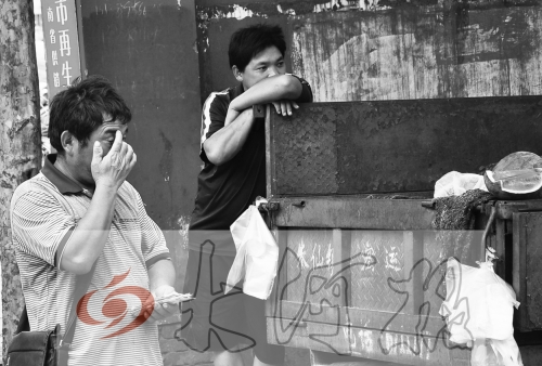 　拿著錢，陳小立感動(dòng)得哭了。