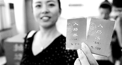 本報(bào)記者抽出的兩名消費(fèi)者代表。