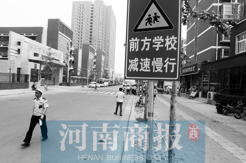 交警在市內(nèi)84所學校