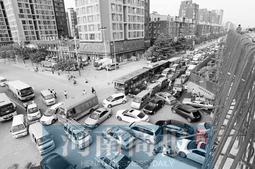 路口四個(gè)方向直行、左轉(zhuǎn)交織，車(chē)輛相互抵頭，無(wú)法正常通行